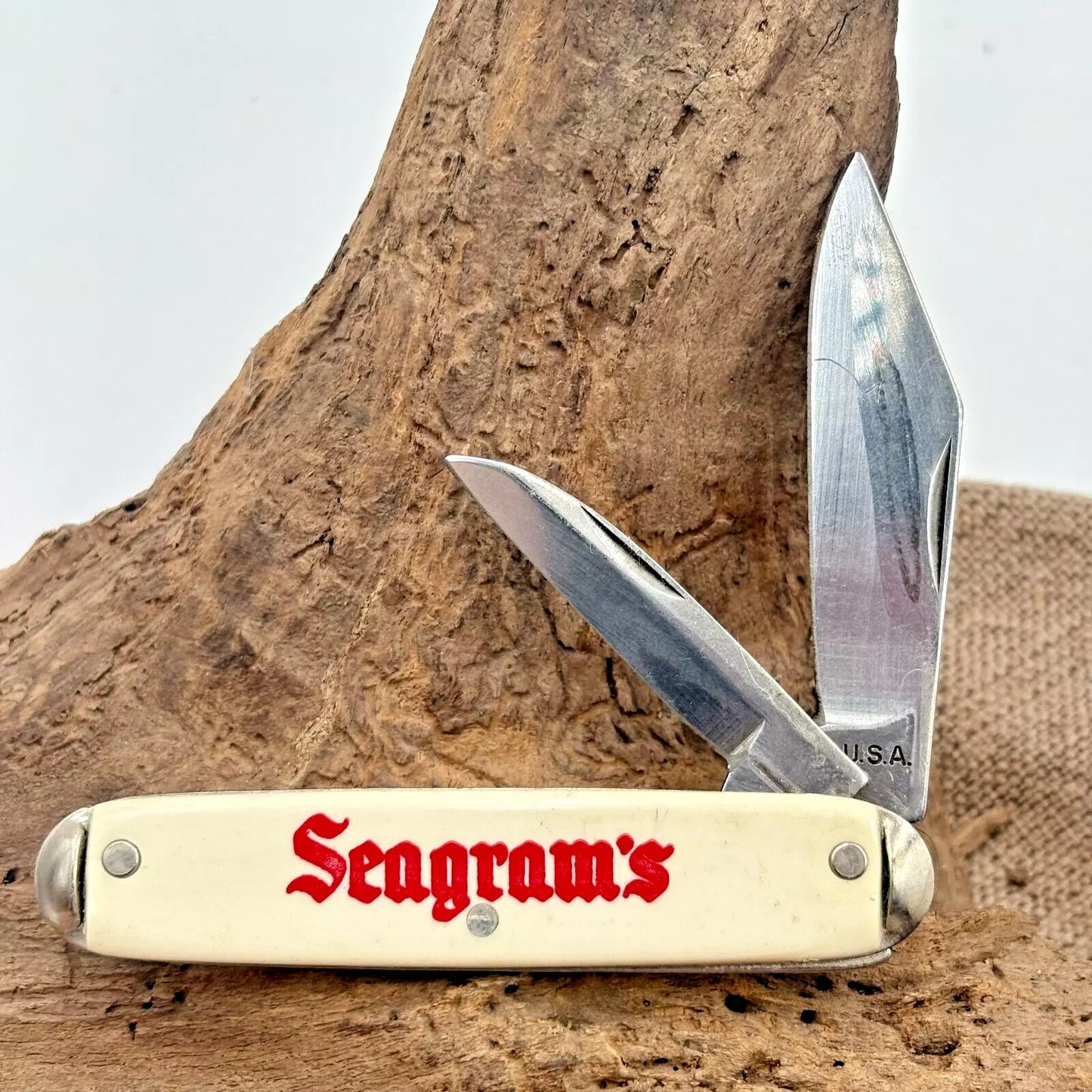 VINTAGE SEAGRAM'S NOVELTY KNIFE CO MADE IN USA 2 BLADE FOLDING JACK KNIFE (175)