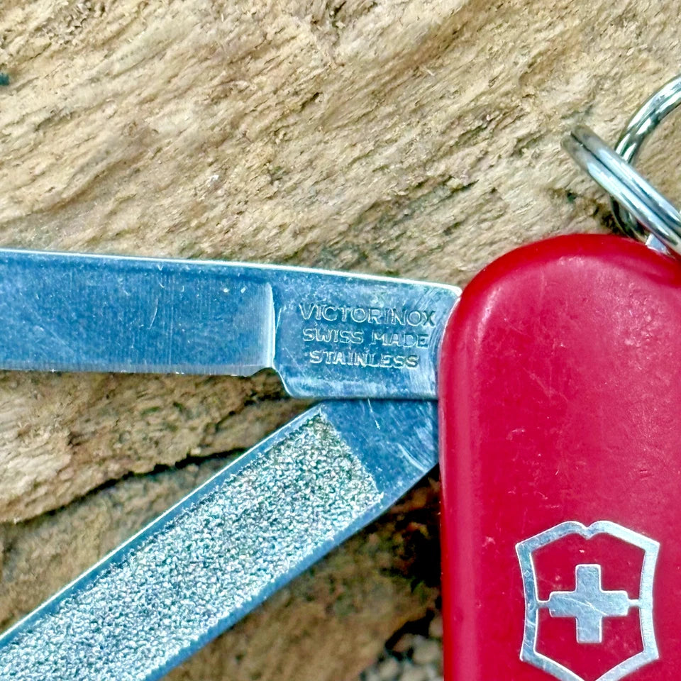 Swiss Army Knife Victorinox 58mm Folding Pocket Knife Classic SD Red (37)