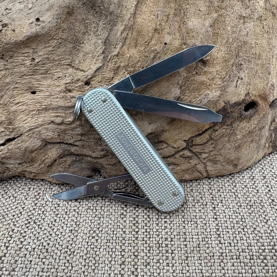 Victorinox Classic SD Alox Swiss Army Pocket Knife 0.6221.26 (193)