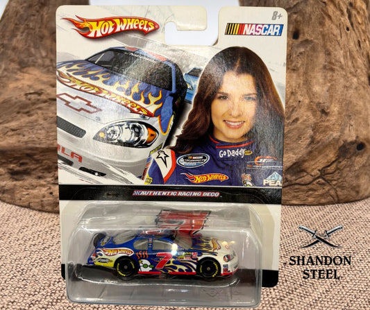 RARE 2010 Danica Patrick #7 Hot Wheels 1/64 diecast in original packageV3855 (1)